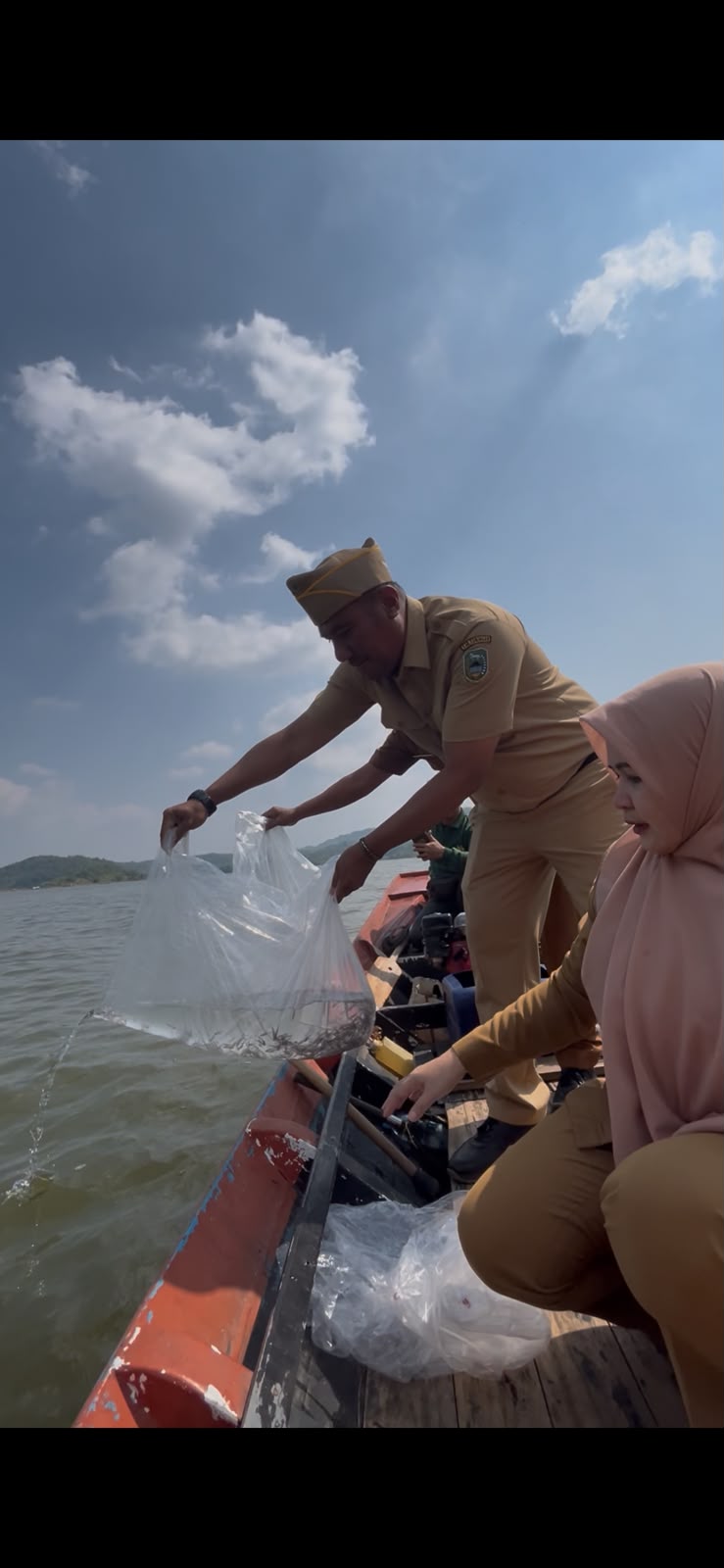 Jaga Kelestarian Ekosistem, 100.000 Benih Ikan Dilepasliarkan di Bendungan Kuningan